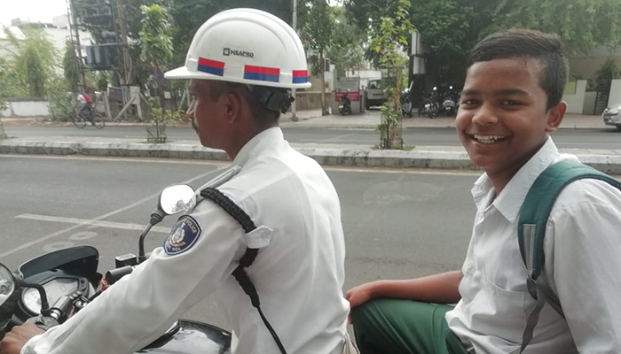 This Is Sweet Gesture Done By Vadodara Police After Massive Auto-Van Strike - RVCJ Media