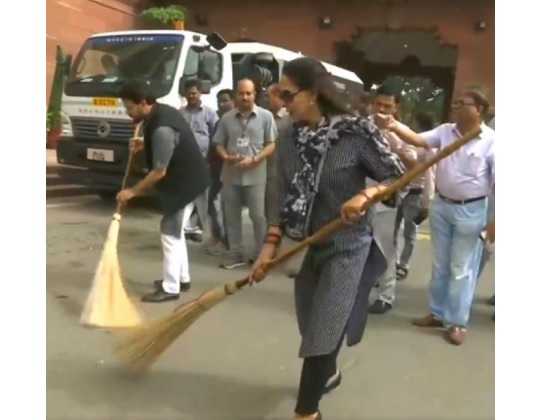 Omar Abdullah Trolled Hema Malini For Her Sweeping Act. Here’s How Hema Malini Responded - RVCJ Media