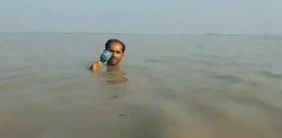Pakistani Reporter Goes Viral Over His 'Depth Of Reporting' In Neck Deep Water RVCJ Media