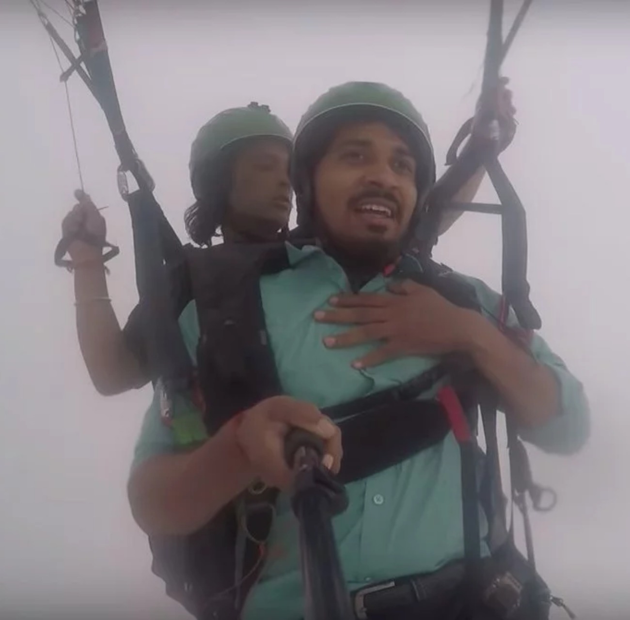 This Man's Paragliding Video Went Viral On The Internet, Netizens Can't Stop Laughing - RVCJ Media