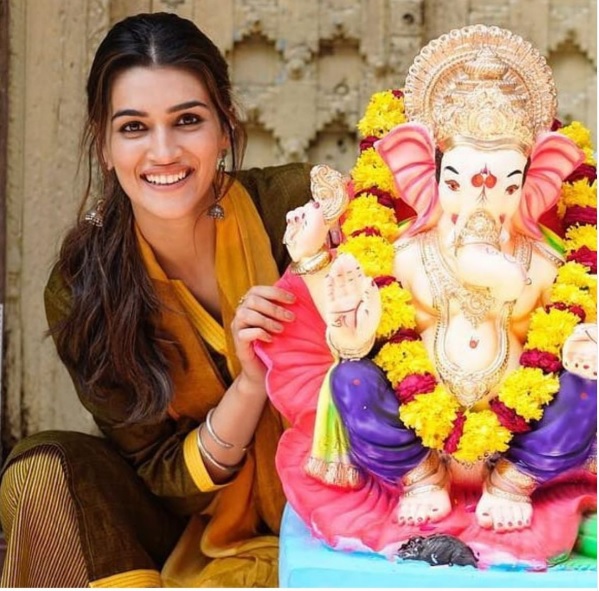 Kriti Posted Pic With Lord Ganesha’s Idol But Cropped Kartik. When He Asked, She Gave An Epic Reply - RVCJ Media