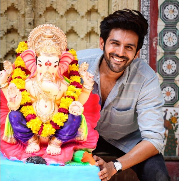 Kriti Posted Pic With Lord Ganesha’s Idol But Cropped Kartik. When He Asked, She Gave An Epic Reply - RVCJ Media