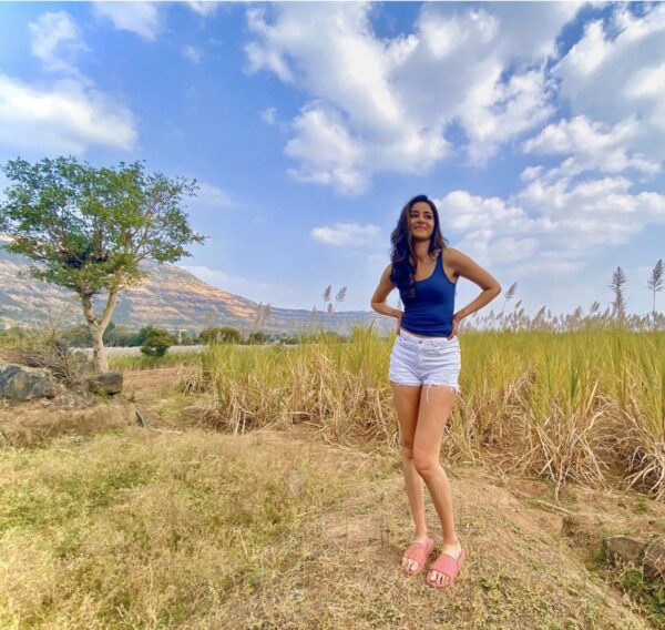 Ananya Panday Got Trolled Again For Her Struggle Remark After She Posted Her Photos In A Field RVCJ Media