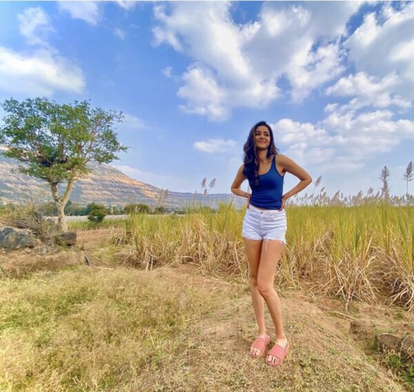 Ananya Panday Got Trolled Again For Her Struggle Remark After She Posted Her Photos In A Field - RVCJ Media