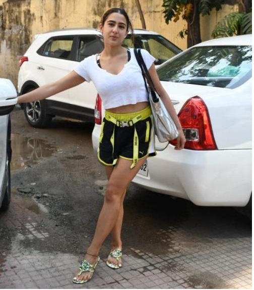 Fan Suddenly Tried To Kiss Sara Ali Khan On Hand When She Posed For A Pic - RVCJ Media