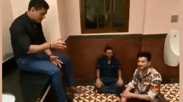 Dhoni Enjoys “Mere Mehboob Qayamat Hogi” With Parthiv & Piyush Inside Toilet In This Viral Video - RVCJ Media