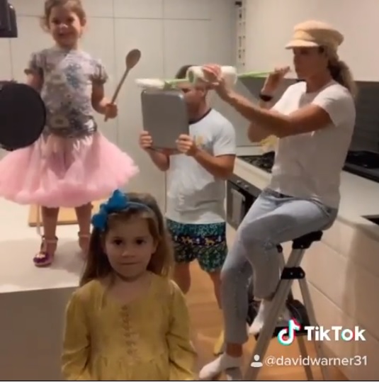 David Warner Recreates Thor’s Iconic Hammer Scene With His Bat & It’s Quite Impressive - RVCJ Media