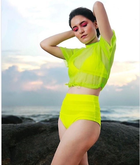 Remember Devi Prasad’s Granddaughter Rinku From “Hera Pheri”? She Has Turned Into A Hot Diva - RVCJ Media