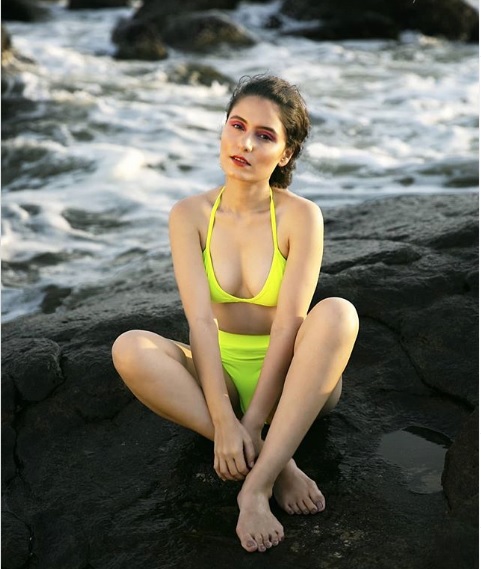 Remember Devi Prasad’s Granddaughter Rinku From “Hera Pheri”? She Has Turned Into A Hot Diva - RVCJ Media