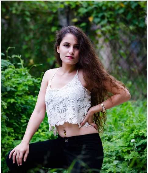 Remember Devi Prasad’s Granddaughter Rinku From “Hera Pheri”? She Has Turned Into A Hot Diva - RVCJ Media