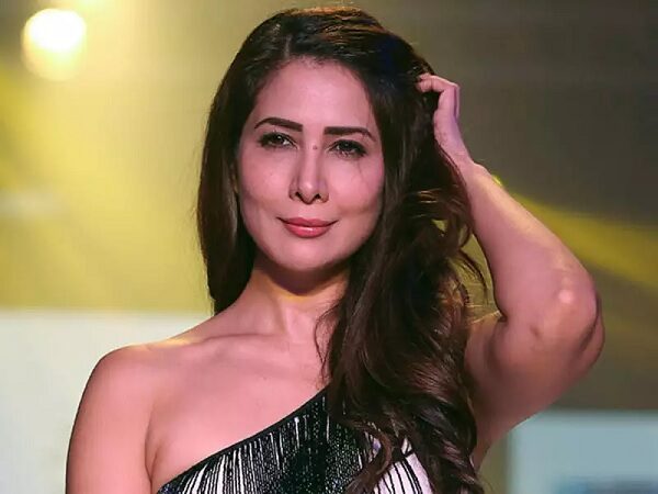 Yuvraj Singh Thanks Fans In His Retirement Anniversary Post, This Is How Kim Sharma Reacts - RVCJ Media