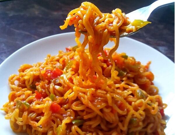 “Ghor Kalyug”, “Zinda Pakadna Hai,” Foodies Angrily React To Viral Pic Of Stuffed Maggi Mirch RVCJ Media