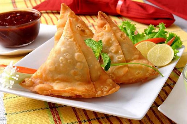 Restaurant Bill Says, “Never Hurt Samosa Or Kachori, They Too Have Fillings Inside”. Twitter Reacts - RVCJ Media