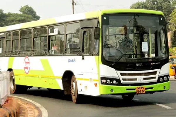 Boy Tweets About Reaching School Late Due To Bus Issue, IPS Officer’s Action Left Twitter In Awe - RVCJ Media