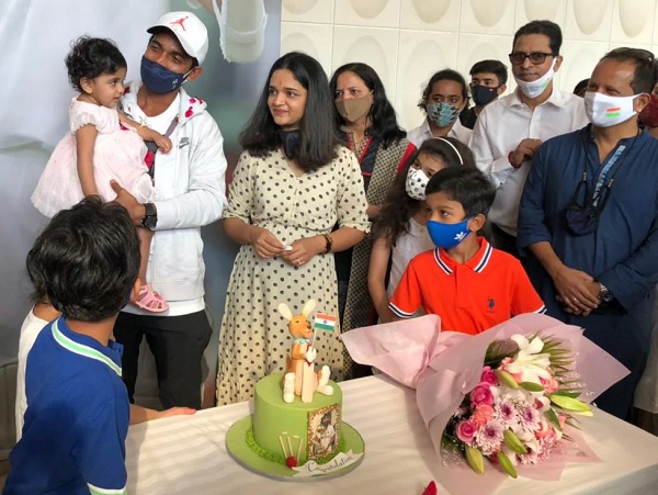 Ajinkya Rahane Gets Grand Welcome With Kangaroo Cake, He Refuses To Cut It To Respect Aussies - RVCJ Media