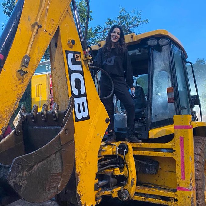 Sunny Leone’s Cryptic Tweet Over “JCB Ki Khudai” Leaves Twitter Guessing - RVCJ Media
