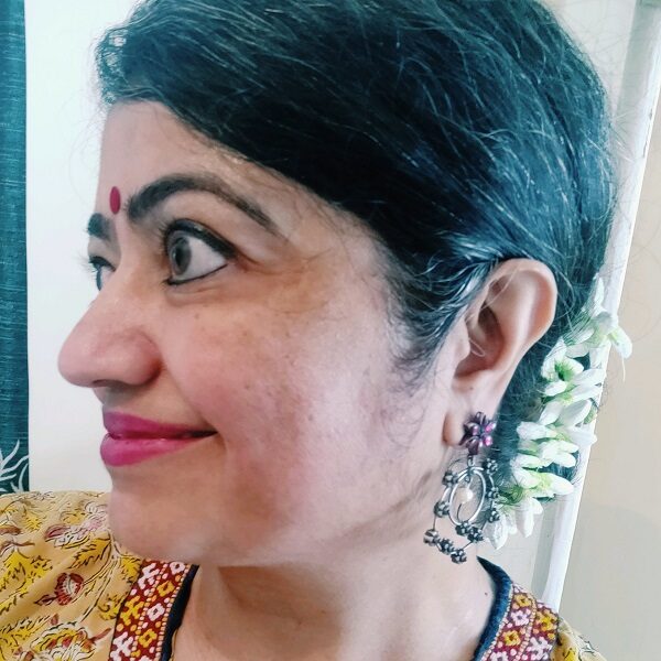 Woman Shares How Her Mom Made Pretty Gajra From Tissue Paper, Twitter Calls It Real Talent - RVCJ Media