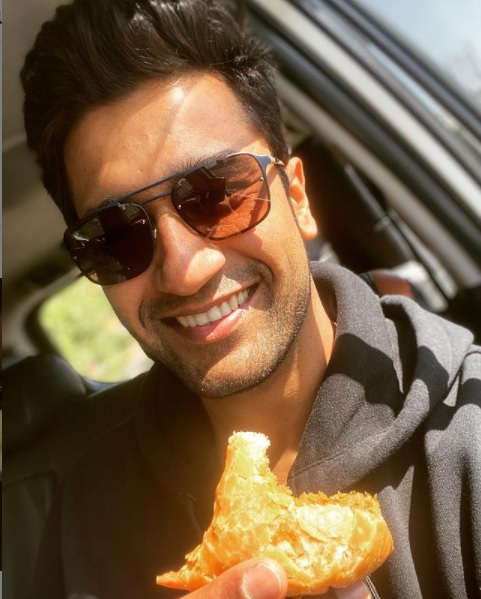 Vicky Kaushal Shares Funny Post As His Female Fan Meets Him With Samosa & Jalebi At Airport - RVCJ Media