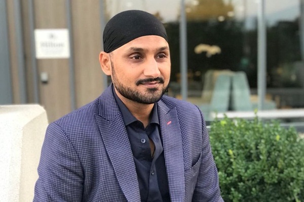 Fan Accused Harbhajan Singh Of Responding To Verified Accounts Only, Bhajji Gave A Calm Reply - RVCJ Media