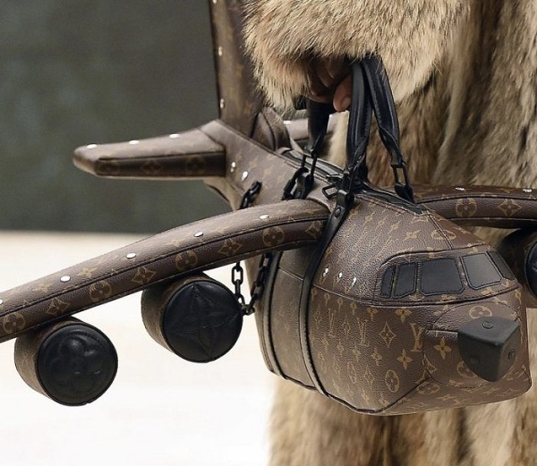 Louis Vuitton Is Selling “Airplane Bags” For Rs 29 Lakhs, People Say “Isse Kam Me Plane Mil Jayega” - RVCJ Media