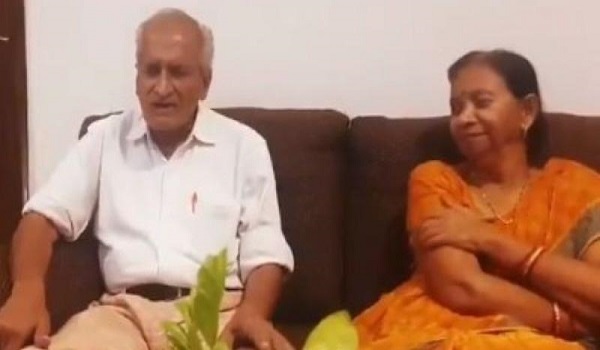 Girl Shares How Her Mom Is Not Impressed When Father Sings Ghazal For Her, Twitter Is Amused - RVCJ Media