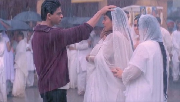 SRK Placing His Hand On Kajol’s Head In A Different Type Of Proposal In K3G Sparks Meme Fest RVCJ Media