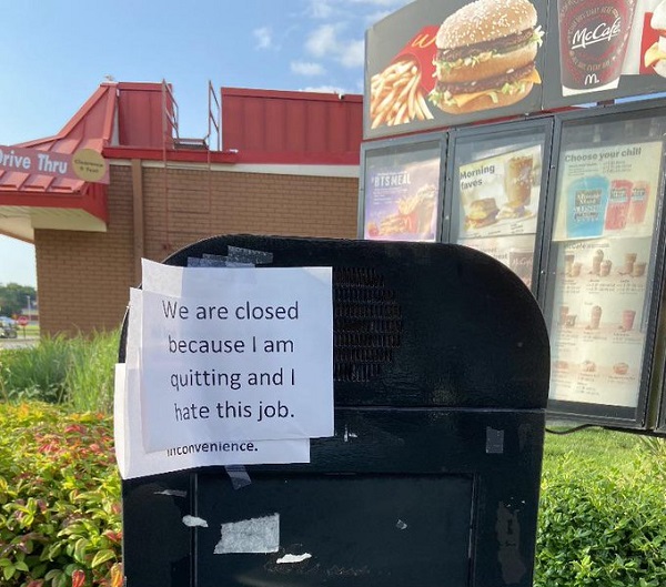 McDonalds’ Employee Quits Job & Left Note For Customers, Starts Debate On Less Pay & Pressure - RVCJ Media