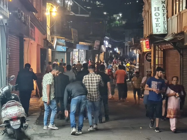 Twitter Furiously Reacts To Viral Photos Of Tourists Flocking In Huge Numbers In Mussoorie - RVCJ Media