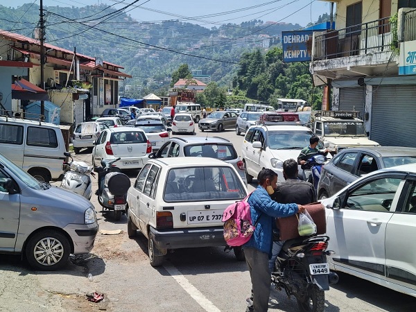 Twitter Furiously Reacts To Viral Photos Of Tourists Flocking In Huge Numbers In Mussoorie - RVCJ Media