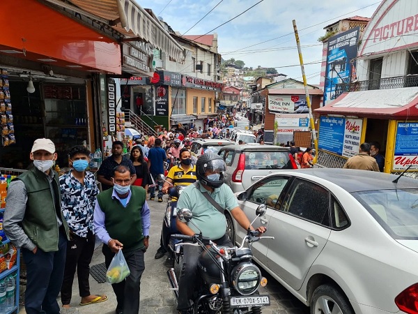 Twitter Furiously Reacts To Viral Photos Of Tourists Flocking In Huge Numbers In Mussoorie RVCJ Media