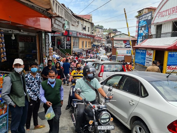 Twitter Furiously Reacts To Viral Photos Of Tourists Flocking In Huge Numbers In Mussoorie - RVCJ Media
