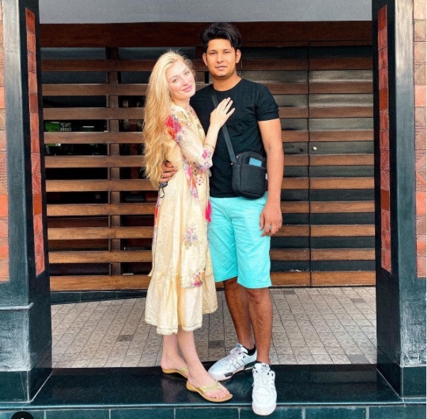 How This Indian Boy Proposed A Stranger German Girl Is The Best Thing On Internet Today - RVCJ Media