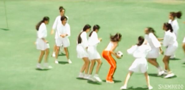 Karisma Kapoor’s Pic Playing Basketball With Football On A Golf Course In 90s Movie Goes Viral - RVCJ Media