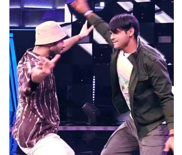 Shakti Mohan Asks Neeraj Chopra To Hold Her Hand & Propose Her, He Blushes & Gives A Funny Reply - RVCJ Media