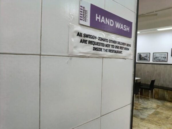 Restaurant Bans Zomato & Swiggy Delivery Boys From Using Toilet, Netizens Debate - RVCJ Media
