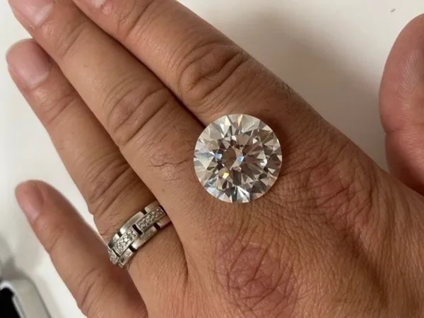 Woman Finds Out Ring She Was About To Throw Away Has 34 Carat Diamond Worth Rs 20 Crore - RVCJ Media