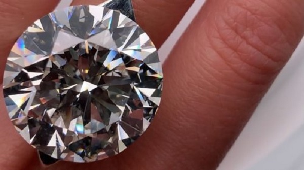 Woman Finds Out Ring She Was About To Throw Away Has 34 Carat Diamond Worth Rs 20 Crore - RVCJ Media
