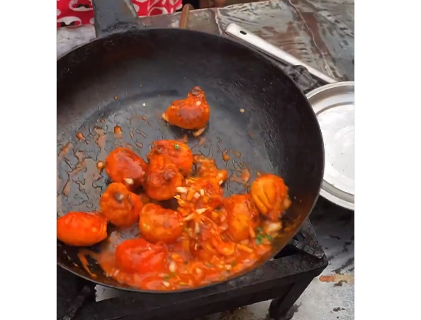 Street Vendor Cooks Fire Momos, Foodies Say “Momos Ko To Baksh Do, Sabji Bana Di Uski” - RVCJ Media