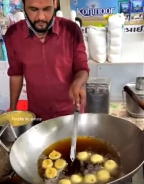 Gujarat Man Makes Oreo Pakodas, Angry Foodies Say “File A Case Against Pakoda Wala” - RVCJ Media