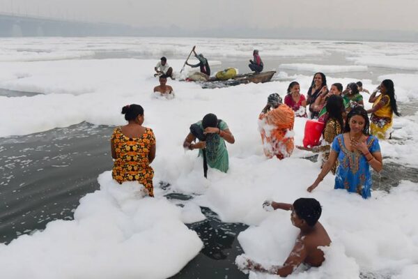 Delhi Govt Cleans Yamuna’s Toxic Foam By Sprinkling Water On It, Netizens React With Memes - RVCJ Media