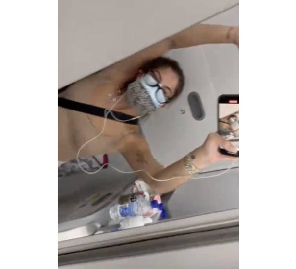 Woman Found Out She Had COVID-19 Mid-Flight, What She Did Next Will Make You Praise Her - RVCJ Media