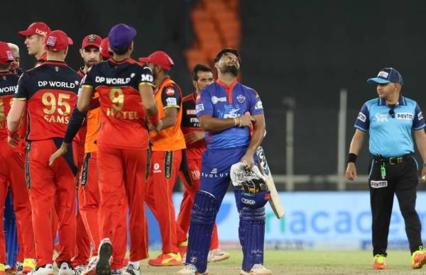 David Warner Reacts As His Daughters Cry After His Dismissal Against RCB - RVCJ Media