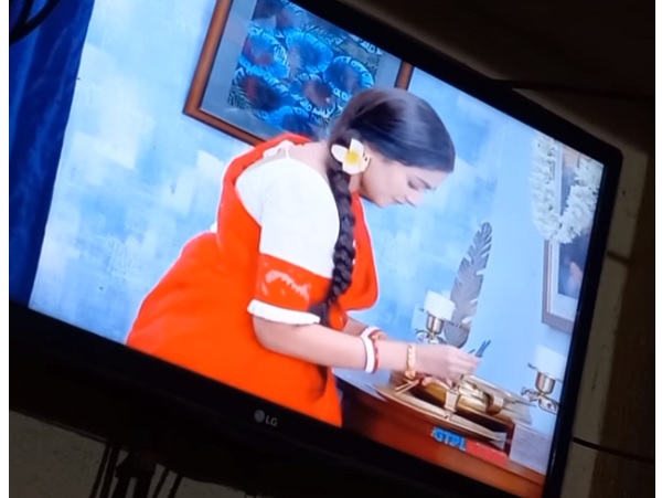 Woman Worships Monalisa With Agarbatti & Mala In A Bizarre TV Show, Video Goes Viral - RVCJ Media