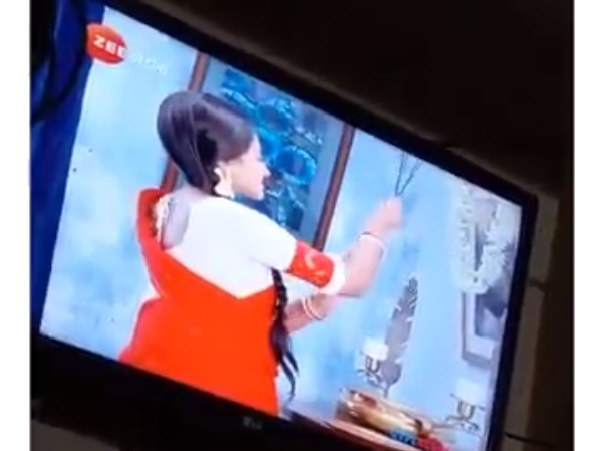 Woman Worships Monalisa With Agarbatti & Mala In A Bizarre TV Show, Video Goes Viral - RVCJ Media