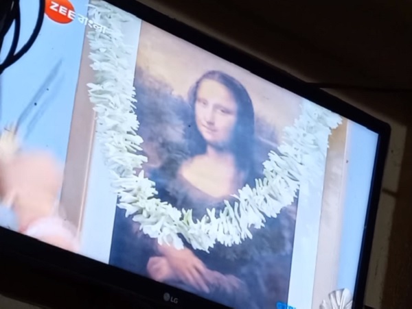 Woman Worships Monalisa With Agarbatti & Mala In A Bizarre TV Show, Video Goes Viral - RVCJ Media