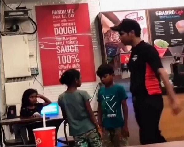 Viral Video Shows Waiter Asking Poor Kids To Leave From The Restaurant, Twitter Gets Angry - RVCJ Media