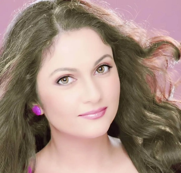 Actresses Who Made A Grand Debut With Bollywood Superstars But Soon Disappeared - RVCJ Media