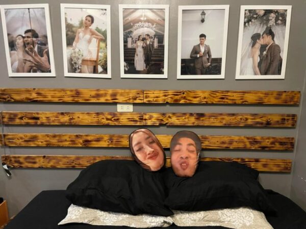 Husband Goes On Honeymoon Alone With Wife’s Meme-Face Pillow, Shares Hilarious Pics - RVCJ Media