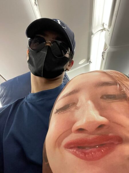 Husband Goes On Honeymoon Alone With Wife’s Meme-Face Pillow, Shares Hilarious Pics - RVCJ Media