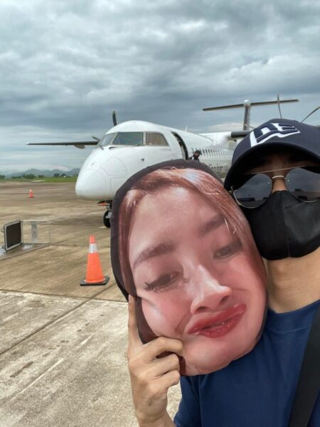 Husband Goes On Honeymoon Alone With Wife’s Meme-Face Pillow, Shares Hilarious Pics - RVCJ Media
